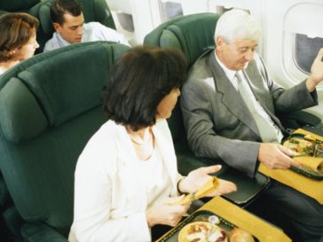 A 'diet detective' rates the best and worst US airline foods for health